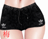 梅 black shorts