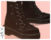 ✘ Black boots.