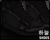 한. black sneakers